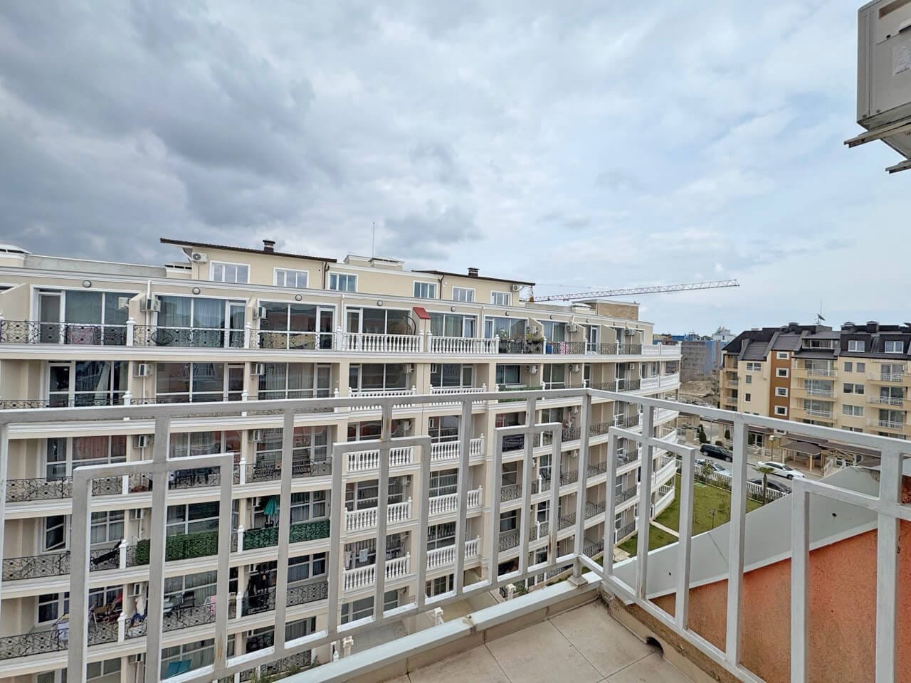 Квартира с балконом и видом на жилой комплекс в Святом Власе, близко к морю и удобствам, идеальное жилье для отдыха.