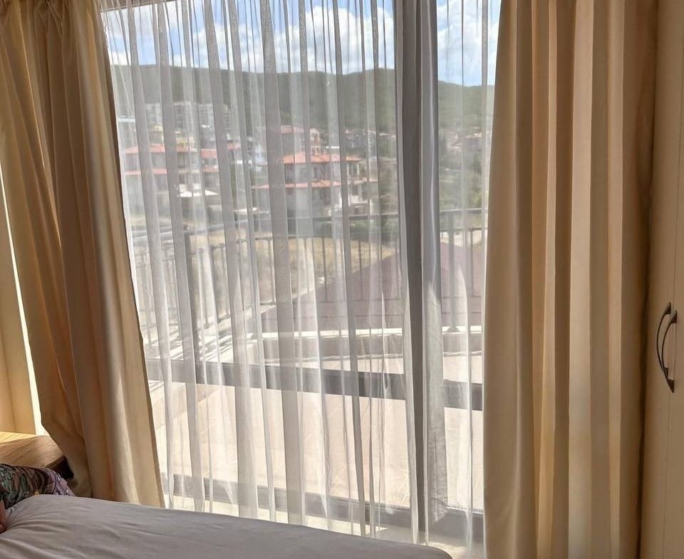 Светлая квартира с большими окнами, открывающими вид на природу, идеальна для продажи или покупки недвижимости в Болгарии.