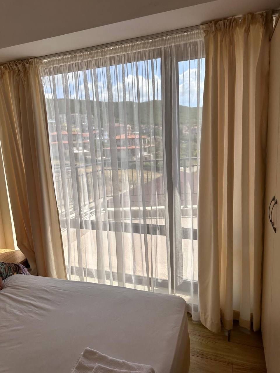 Светлая квартира с большими окнами, открывающими вид на природу, идеальна для продажи или покупки недвижимости в Болгарии.