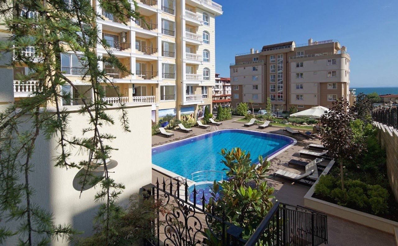 Современный жилой комплекс с бассейном и зелеными насаждениями в Болгарии, рядом с морем, подходит для покупки недвижимости.