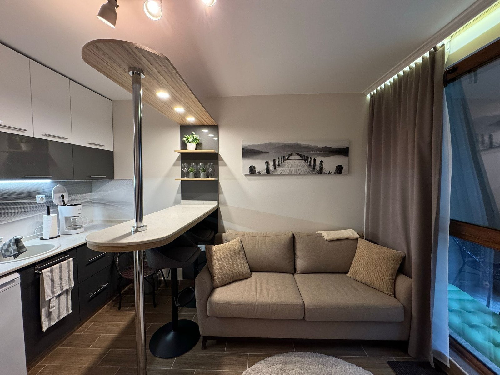 Современный интерьер квартиры в Болгарии с кухней, диваном и декоративными элементами для продажи недвижимости.