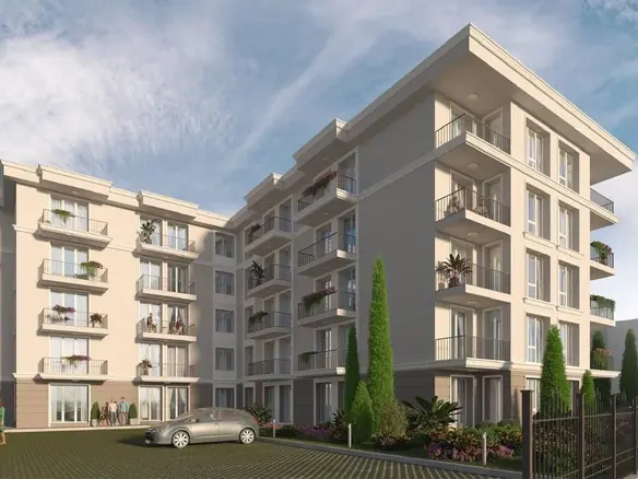 Современный жилой комплекс в Болгарии с балконами, зелеными насаждениями и парковкой, идеальный для покупки недвижимости.