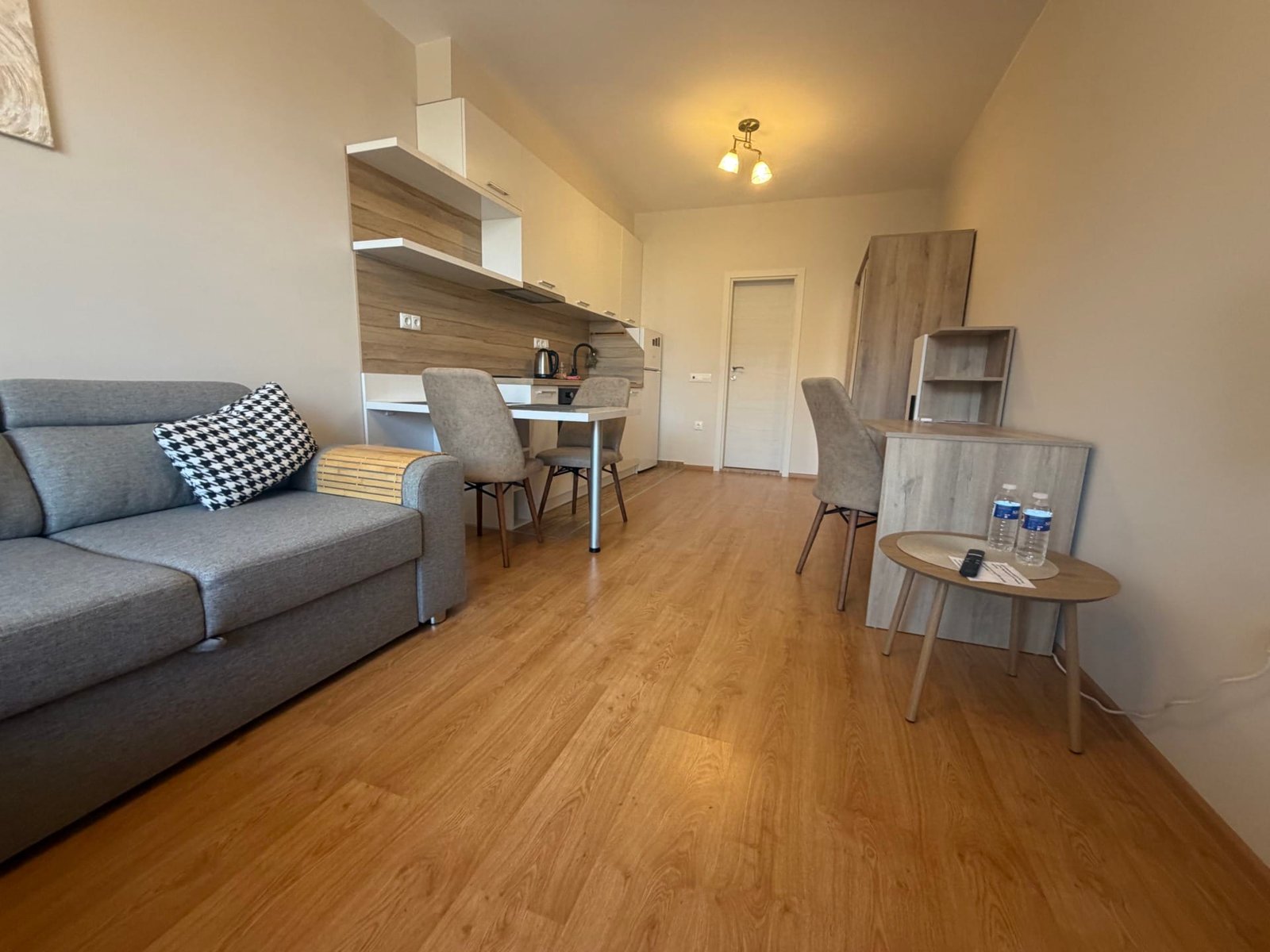 Современная квартира с кухней и гостиной, стильная мебель, светлые тона, отличное предложение для покупки недвижимости в Болгарии.