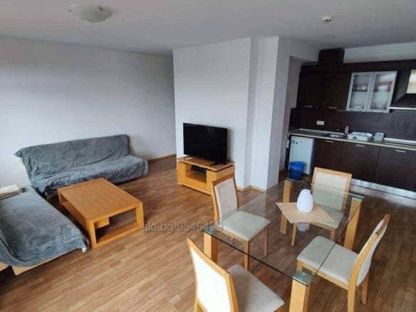 Современная квартира с кухней, гостиной и обеденной зоной, предлагающая комфорт для покупки недвижимости в Болгарии.