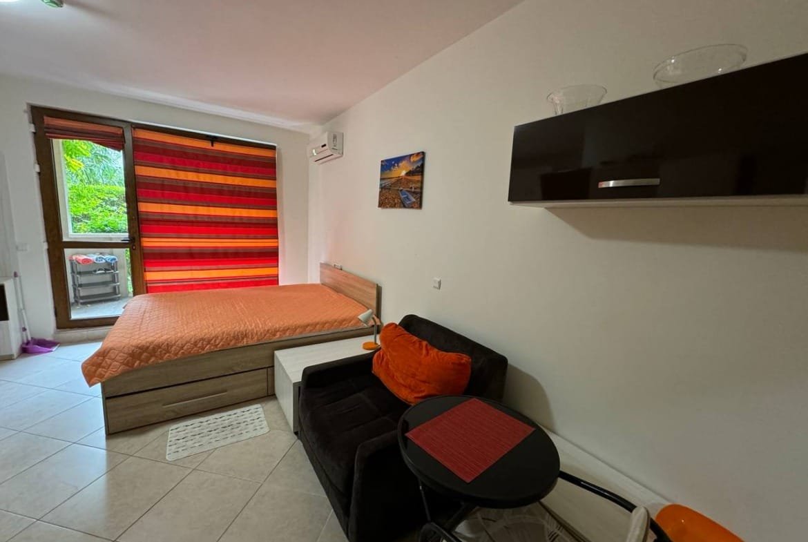 Уютная квартира с современной мебелью, двуспальной кроватью и балконом, идеальная для покупки или аренды в Болгарии.