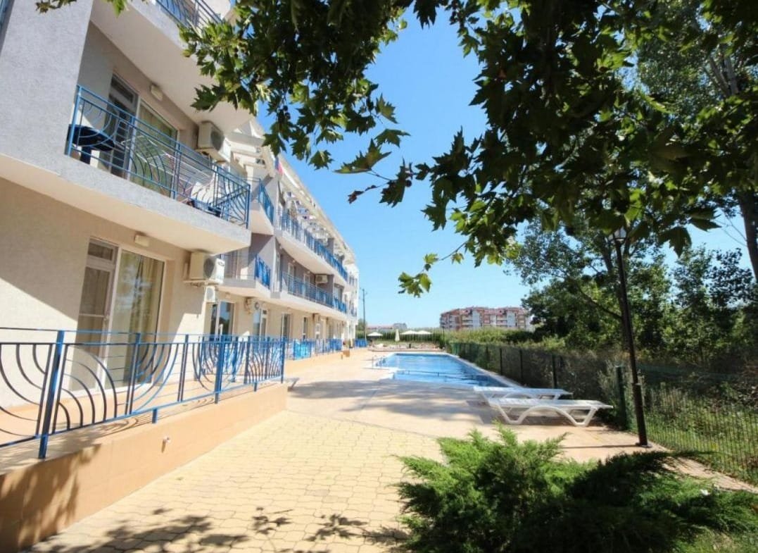 Красивая вилла в Болгарии с бассейном, окружающей зеленью и уютной террасой для комфортной жизни и отдыха.