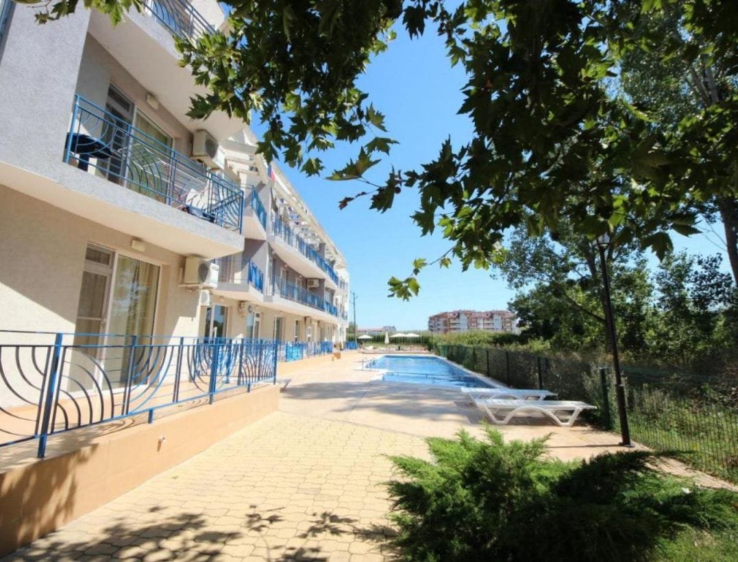 Красивая вилла в Болгарии с бассейном, окружающей зеленью и уютной террасой для комфортной жизни и отдыха.