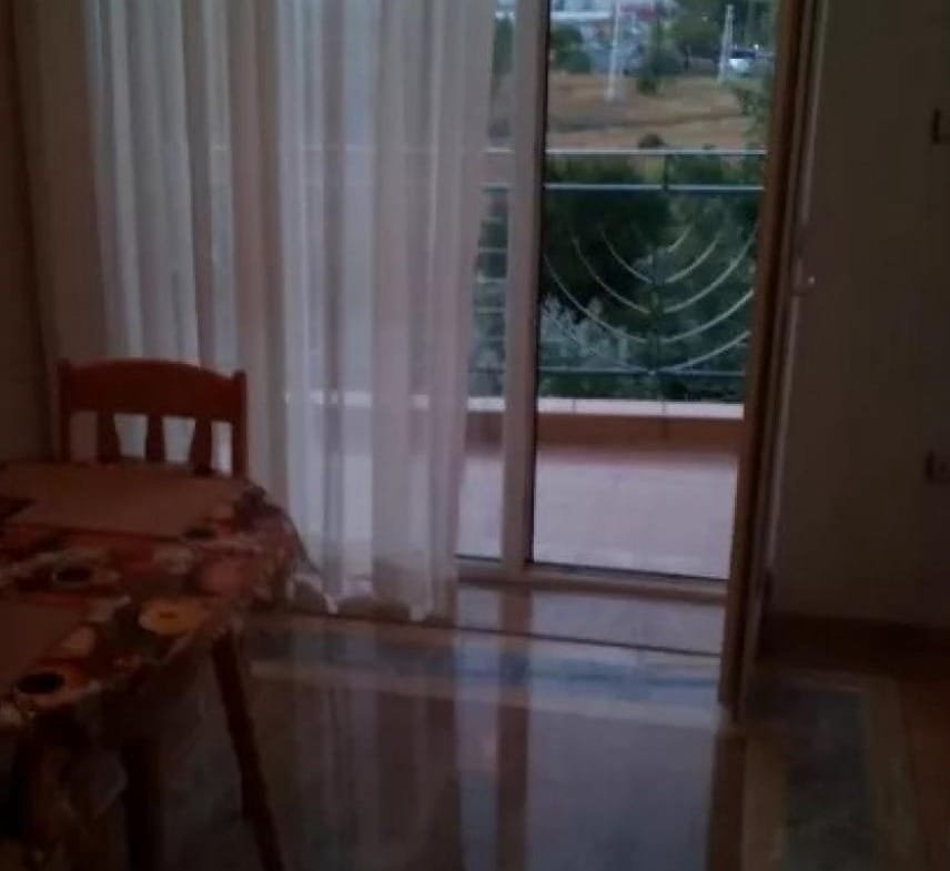 Светлая квартира с открытой верандой, вид на природу, обеденный стол и полы из сияющего мрамора, долговечный интерьер в Болгарии.