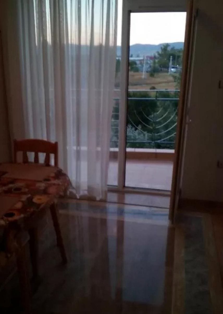 Светлая квартира с открытой верандой, вид на природу, обеденный стол и полы из сияющего мрамора, долговечный интерьер в Болгарии.