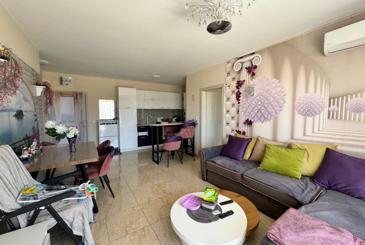 Современная квартира в Болгарии с уютной гостиной, кухней, стильным декором и яркими текстилями. Отличное предложение для покупки.