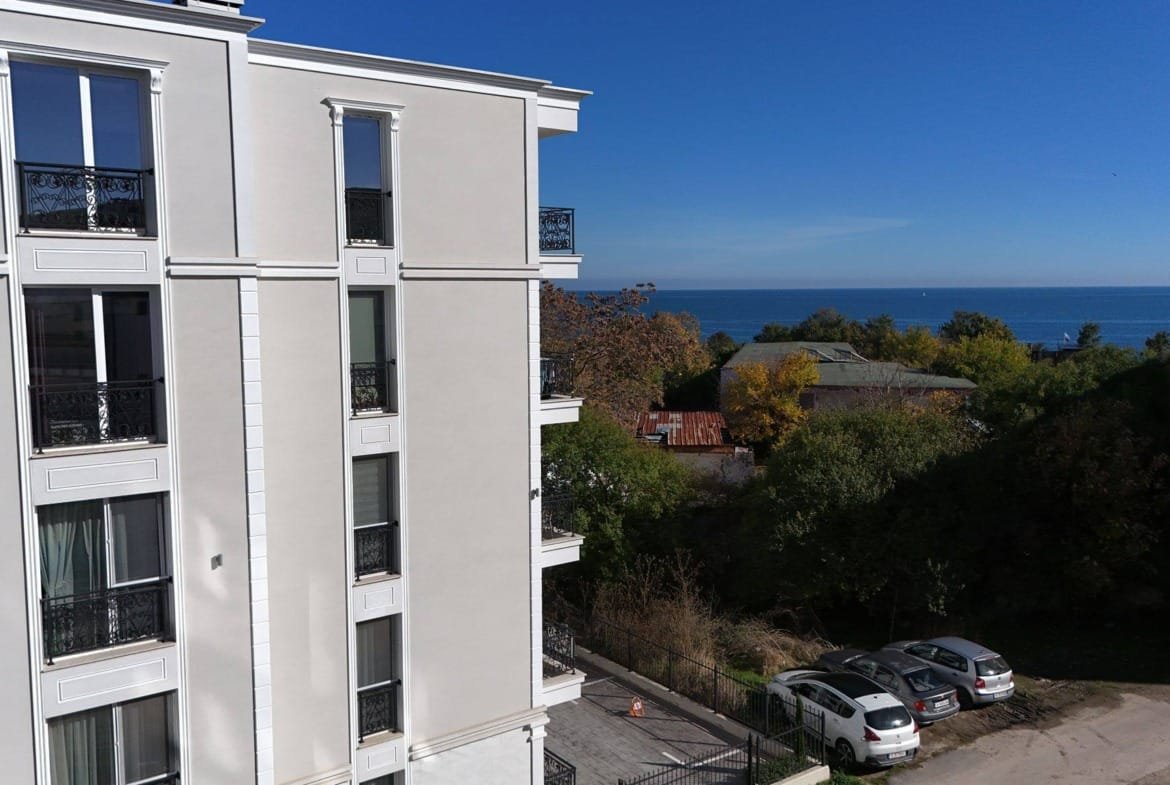 Современная студия в комплексе La Mer Gold с видом на море и зелёные насаждения, расположенная в светлом здании.