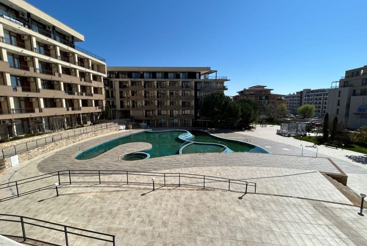 Современный жилой комплекс с бассейном и благоустроенной территорией в Болгарии, идеально подходящий для покупки недвижимости.