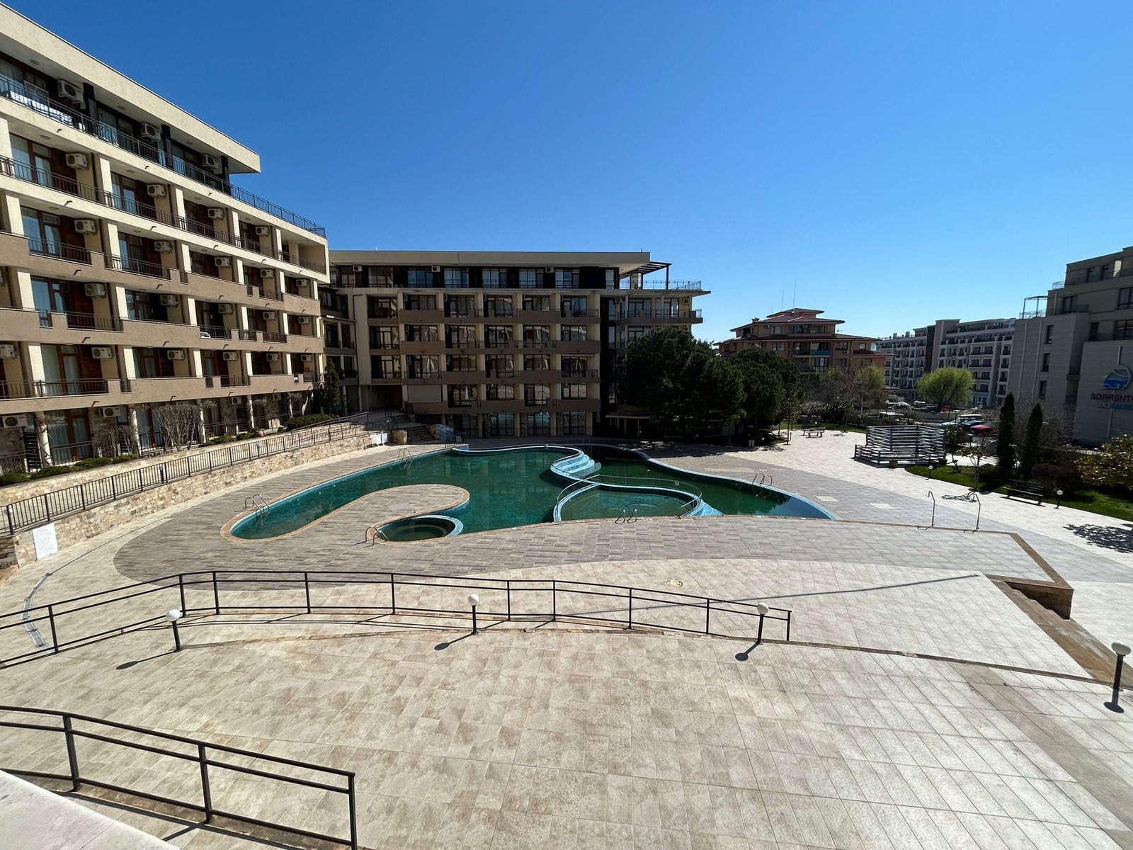 Современный отель с бассейном и ясным небом вTurции Современный жилой комплекс с бассейном и благоустроенной территорией в Болгарии, идеально подходящий для покупки недвижимости.