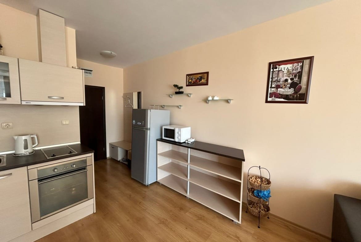 Современная кухня с техникой, светлыми стенами и функциональной мебелью, идеальная для жизни в Болгарии.