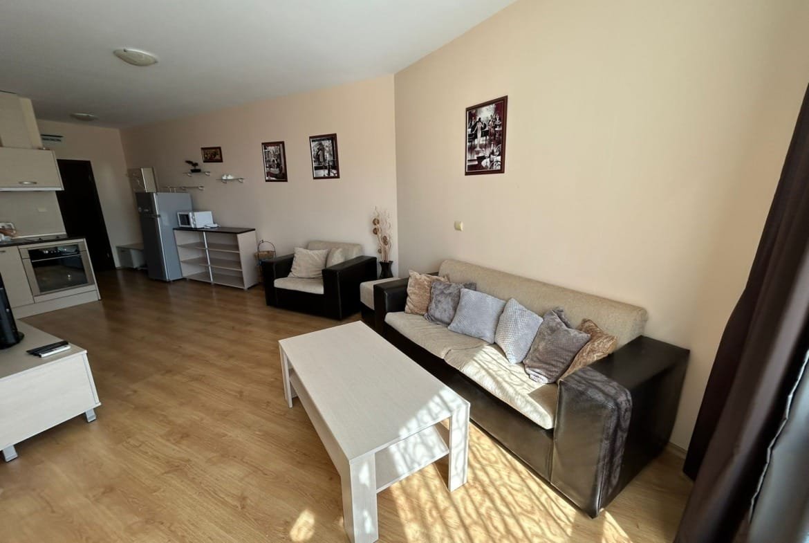 Современная квартира в Болгарии с уютной обстановкой, светлым интерьером и комфортной мебелью для продажи.