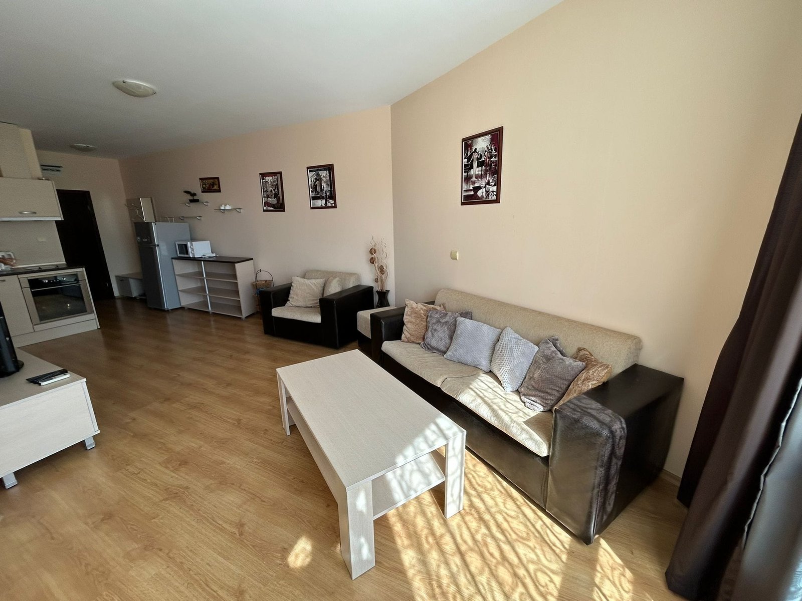 Современный интерьер квартиры с уютной гостиной и кухней Современная квартира в Болгарии с уютной обстановкой, светлым интерьером и комфортной мебелью для продажи.