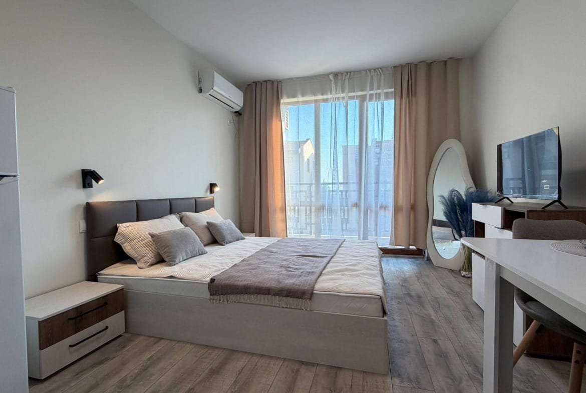 Современная квартира с уютной спальней, оформленной в светлых тонах, идеальна для проживания в Болгарии.