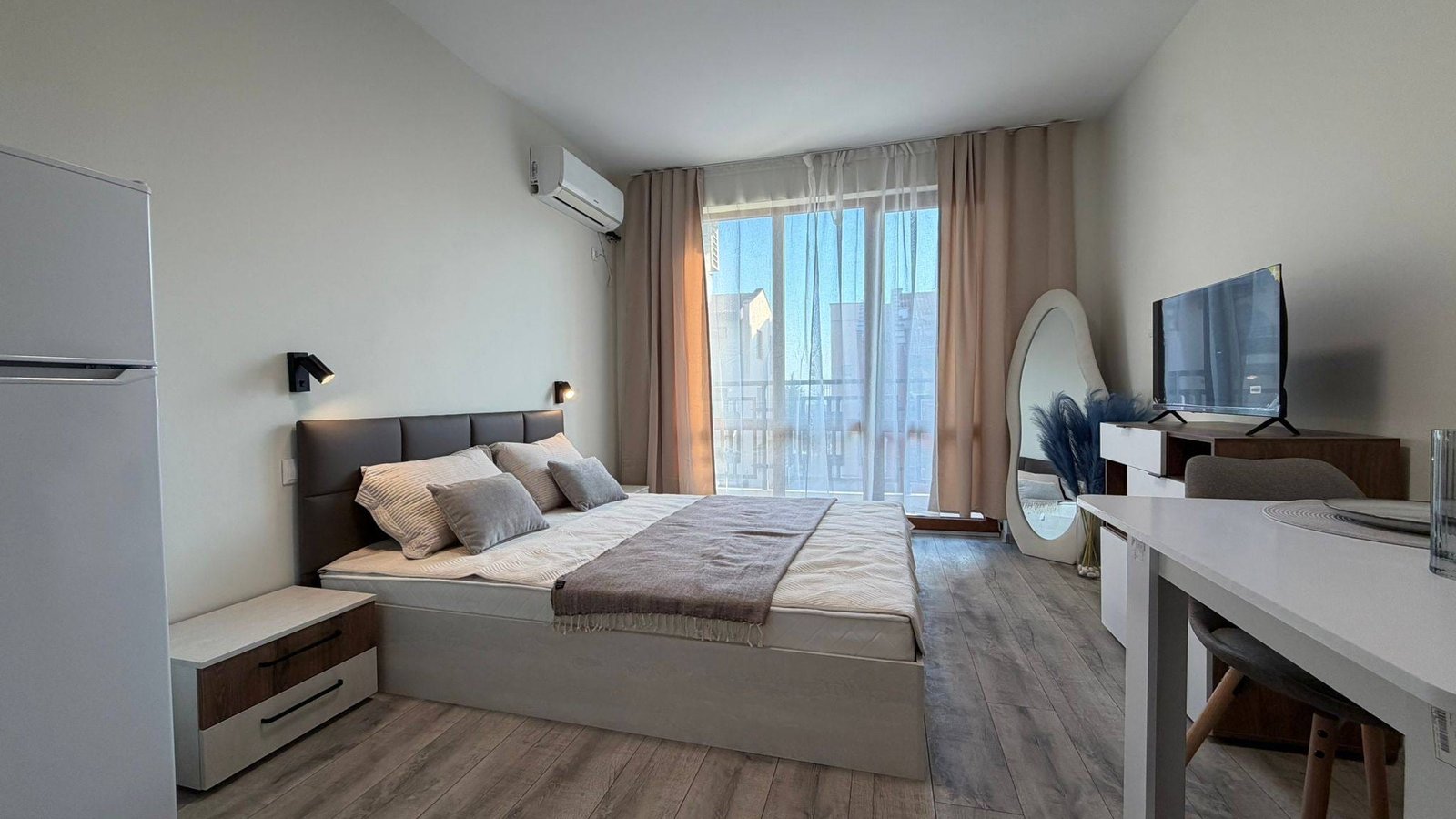 Современная квартира с уютной спальней, оформленной в светлых тонах, идеальна для проживания в Болгарии.