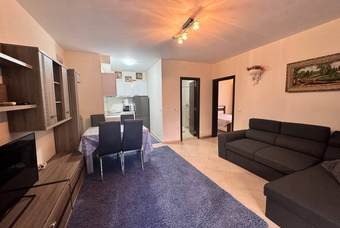 Современная квартира в Болгарии с уютной гостиной, оборудованной кухней и спальней, подходящая для продажи или аренды.