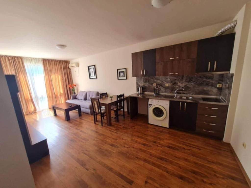 Современная квартира в Болгарии с кухней, обеденной зоной и комфортной гостиной, идеальная для продажи или аренды.