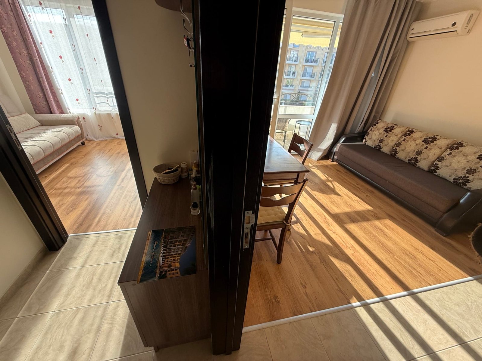 Современная квартира в Болгарии с светлыми интерьерами, обеденной зоной и жилыми помещениями, готовая для продажи.