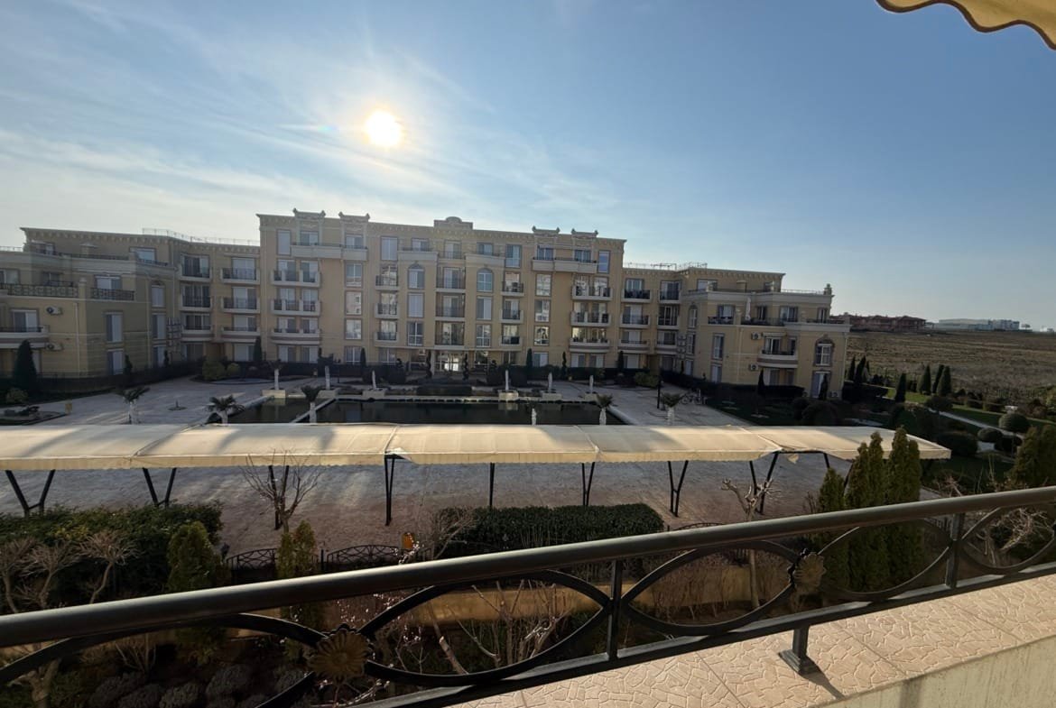 Современный жилой комплекс в Болгарии с солнечной террасой, ухоженной территорией и зелеными насаждениями для жизни и отдыха.