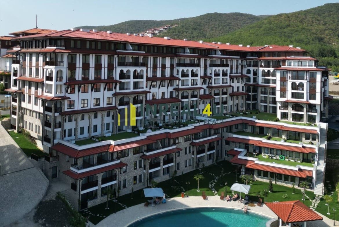 Современный жилой комплекс в Болгарии с бассейном и зелеными зонами, предлагающий жилье для покупки или аренды.