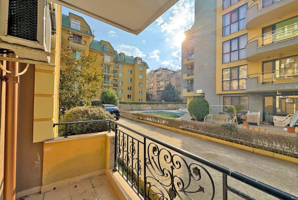 Балкон с видом на жилые комплексы, солнечный день на Солнечном берегу, возможность покупки апартаментов у моря.