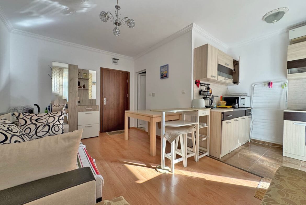 Современная квартира с уютной гостиной, кухней и обеденной зоной. Идеальное жилье у моря для комфортного отдыха.