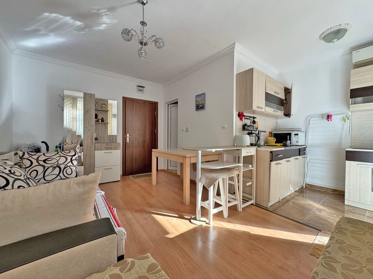 Современная квартира с уютной гостиной, кухней и обеденной зоной. Идеальное жилье у моря для комфортного отдыха.