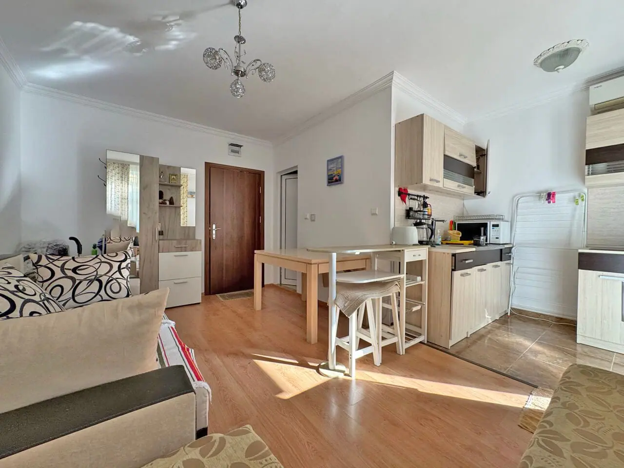 Современная квартира с уютной гостиной, кухней и обеденной зоной. Идеальное жилье у моря для комфортного отдыха.