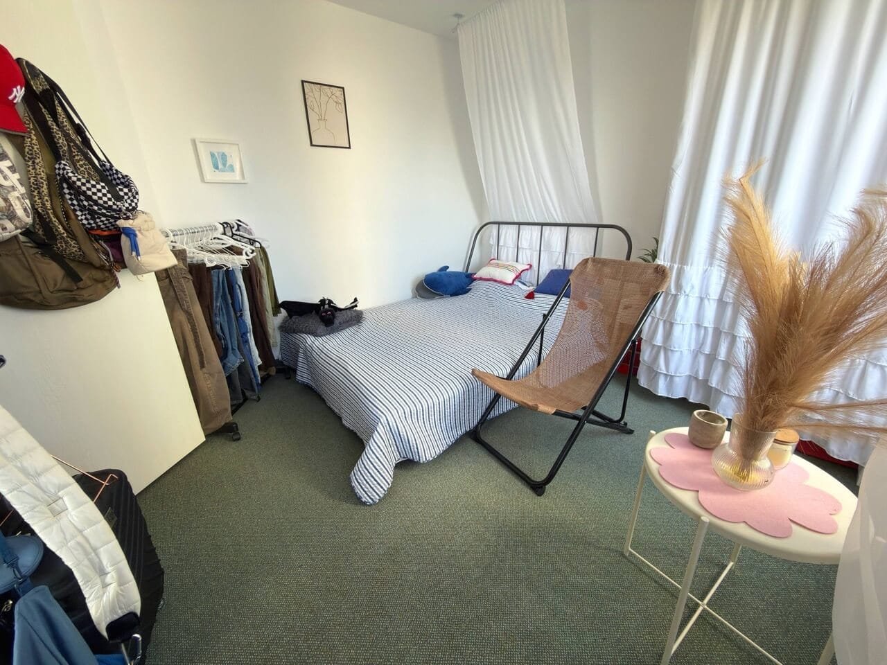 Уютная спальня с кроватью и стильной мебелью Уютная спальня с двуспальной кроватью, уютной мебелью и естественным светом, идеальна для проживания в Болгарии.