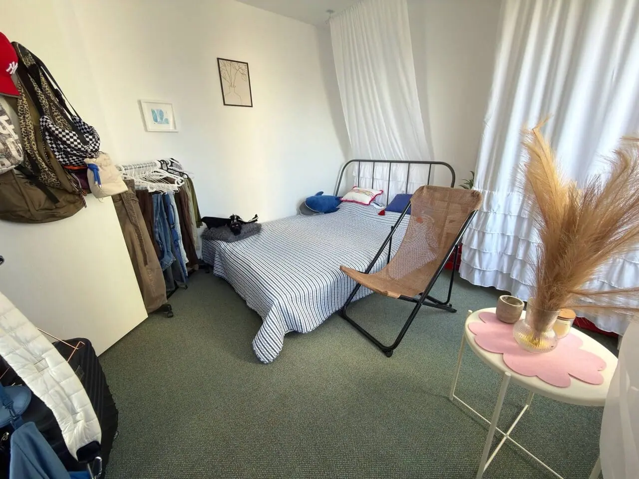 Уютная спальня с двуспальной кроватью, уютной мебелью и естественным светом, идеальна для проживания в Болгарии.