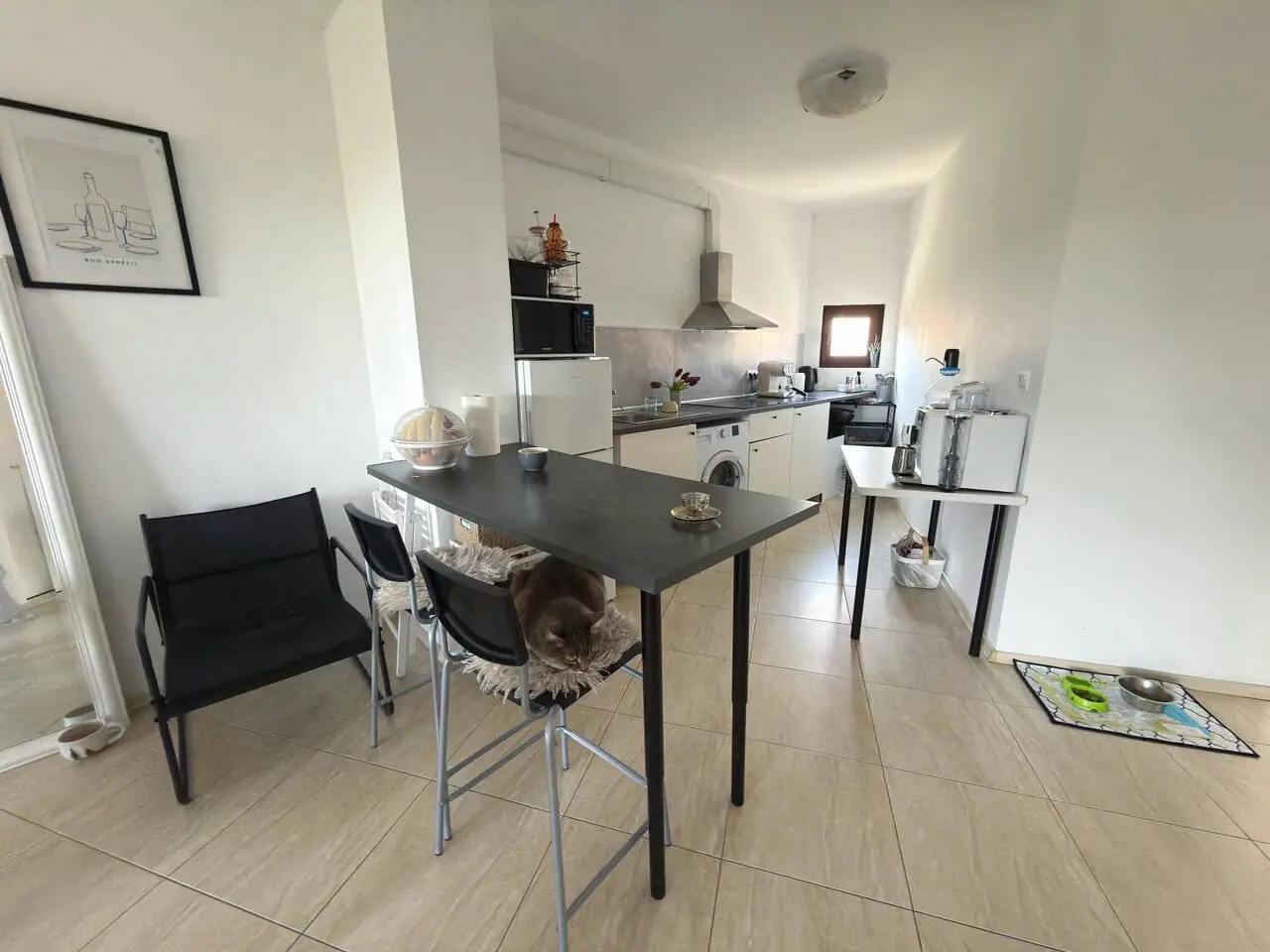 Современная кухня с обеденным столом и стульями, светлое пространство, идеальное жилье для апартаментов в Болгарии.