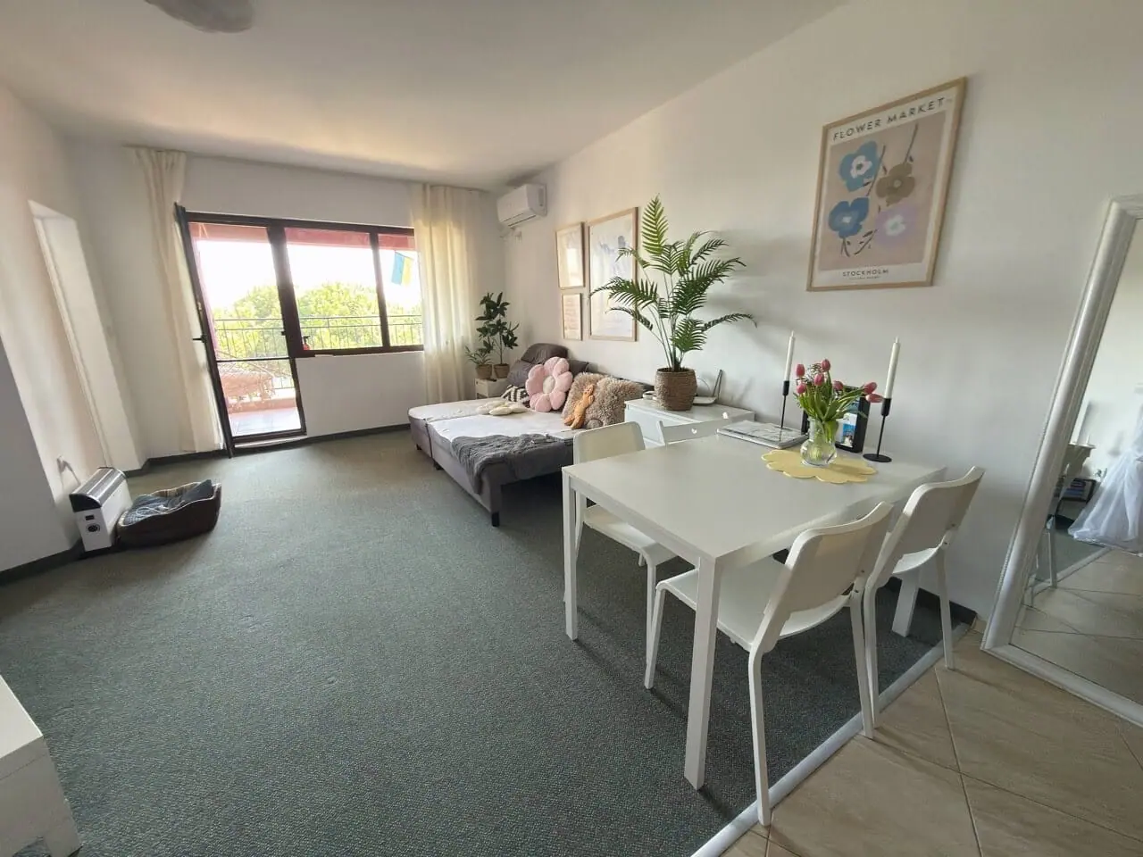 Современная квартира с гостиной, террасой и обеденной зоной в Святом Власе, идеальна для покупки недвижимости у моря.