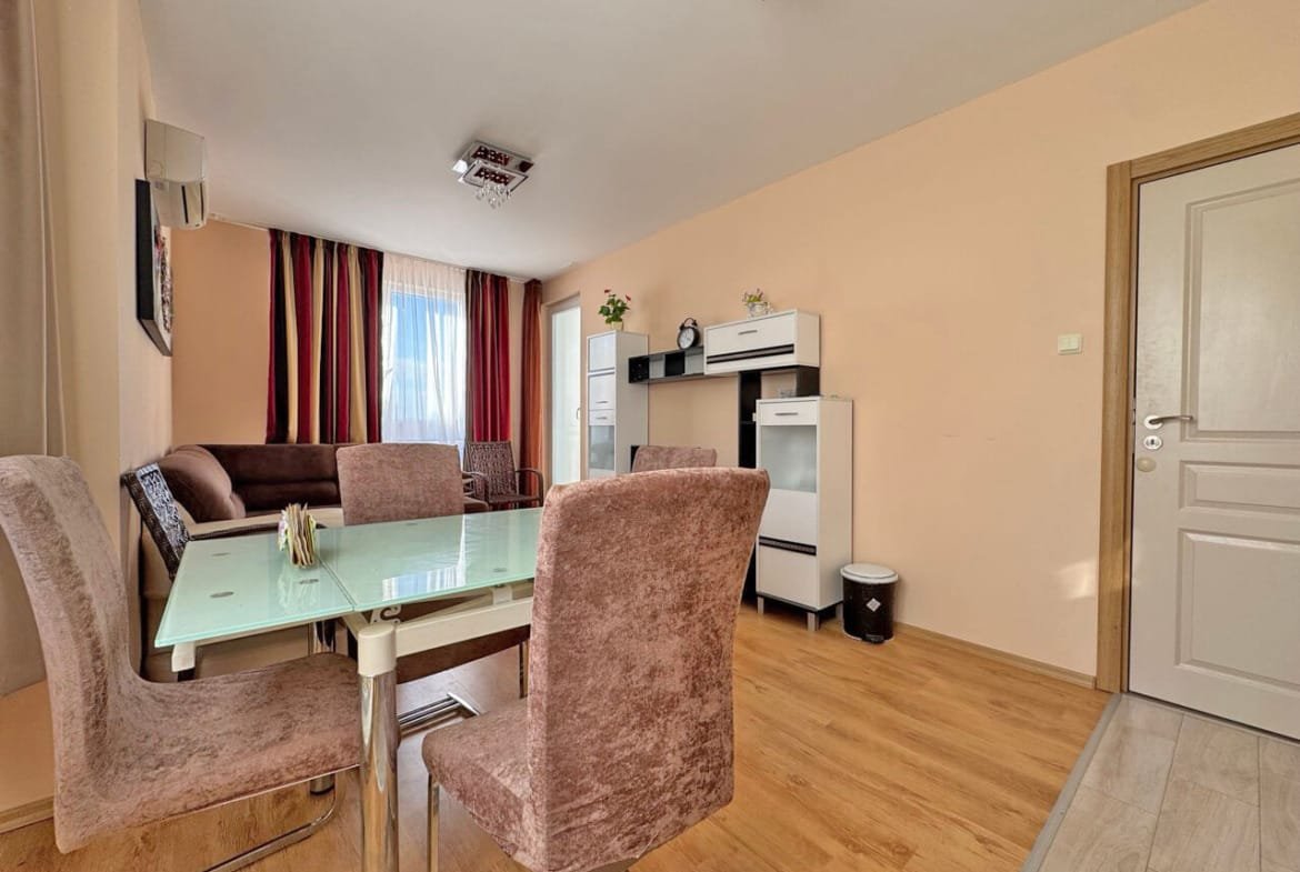 Гостиная в квартире в Святом Власе, с современными меблированными стульями и обеденным столом, светлые тона, много естественного света.