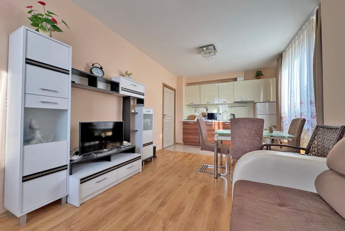 Современная гостиная с мягкой мебелью, телевизором и столовой зоной, отлично подходящая для квартиры в Святом Власе.