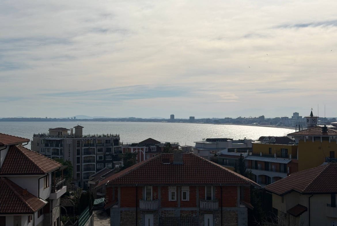 Вид на море с балкона студии, окруженной современными зданиями и зелеными насаждениями в комплексе Green Fort Suites.