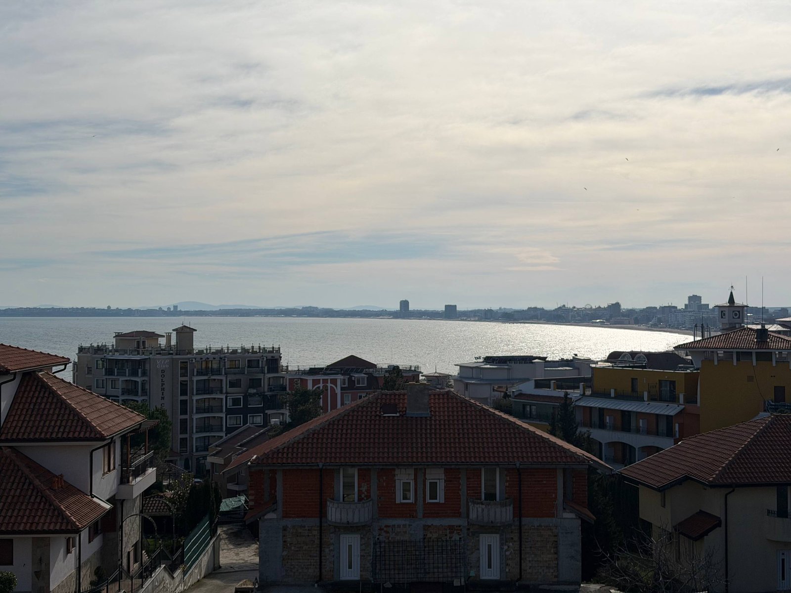 Вид на море с балкона студии, окруженной современными зданиями и зелеными насаждениями в комплексе Green Fort Suites.