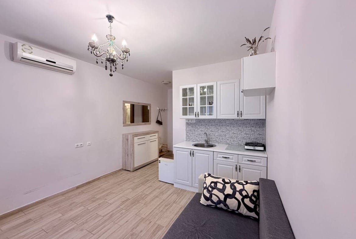 Современная квартира с кухонным гарнитуром, светлым интерьером и уютной зоной для отдыха в Болгарии. Отличный вариант для покупки.