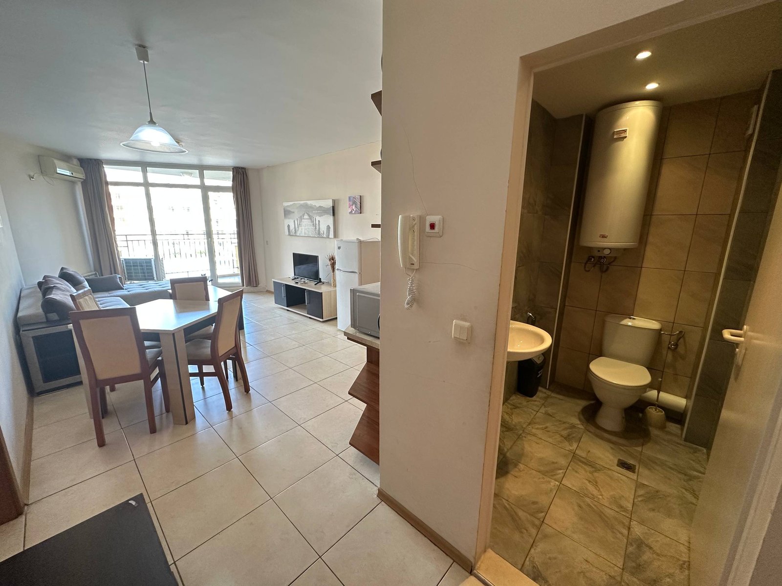 photo_3_2025-12-09_19-05-49 Современная квартира с кухней, обеденной зоной, гостиной и ванной комнатой, светлые тона и уютная обстановка.