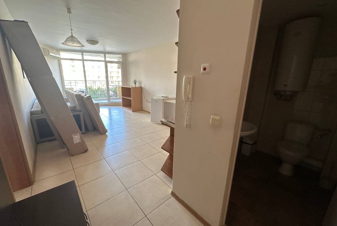 Современный трехкомнатный апартамент с гостиной, кухней и ванной, светлые тона, балкон с видом на природу.