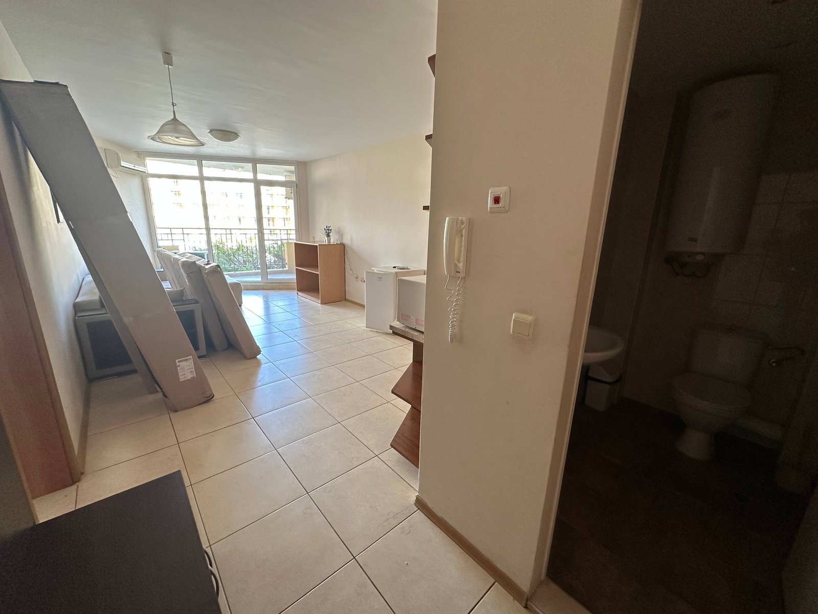 Трехкомнатный апартамент в Midia Family Resort, вид с двери. Современный трехкомнатный апартамент с гостиной, кухней и ванной, светлые тона, балкон с видом на природу.