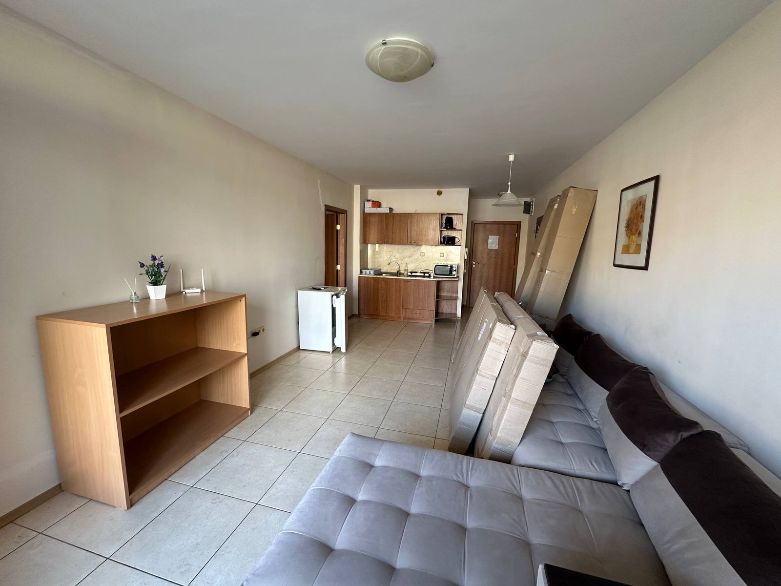 Трехкомнатный апартамент в “Midia Family Resort” – современный интерьер. Современный трехкомнатный апартамент с кухней, большой гостиной и мебелью, расположенный в комплексе Midia Family Resort.