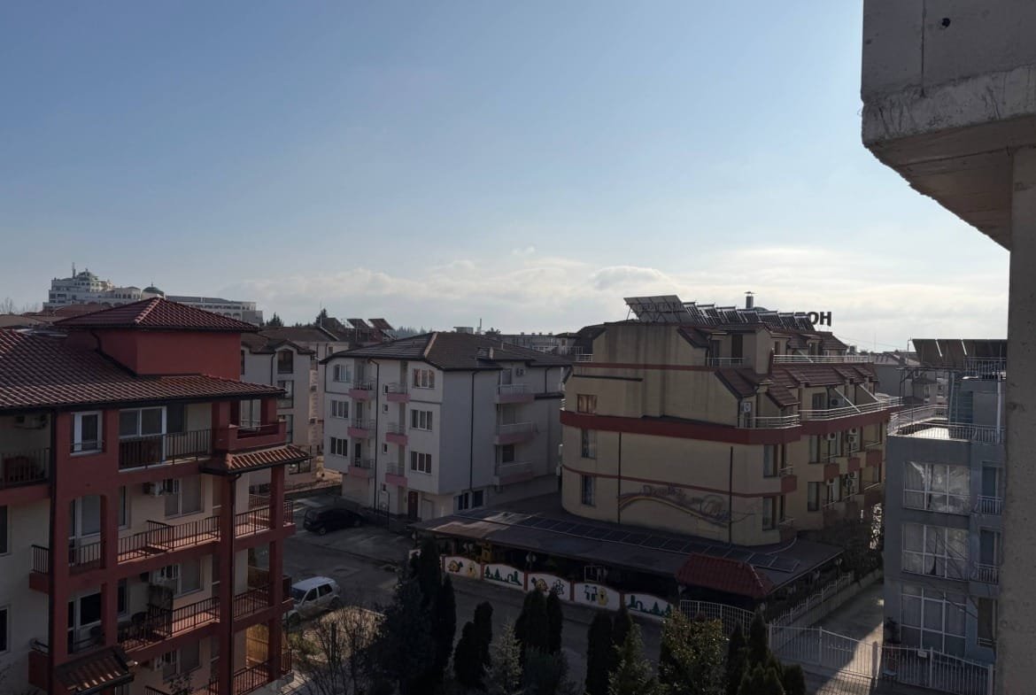 Вид на жилые здания комплекса La Mer Gold, чистое небо, яркий солнечный день, уютная атмосфера.