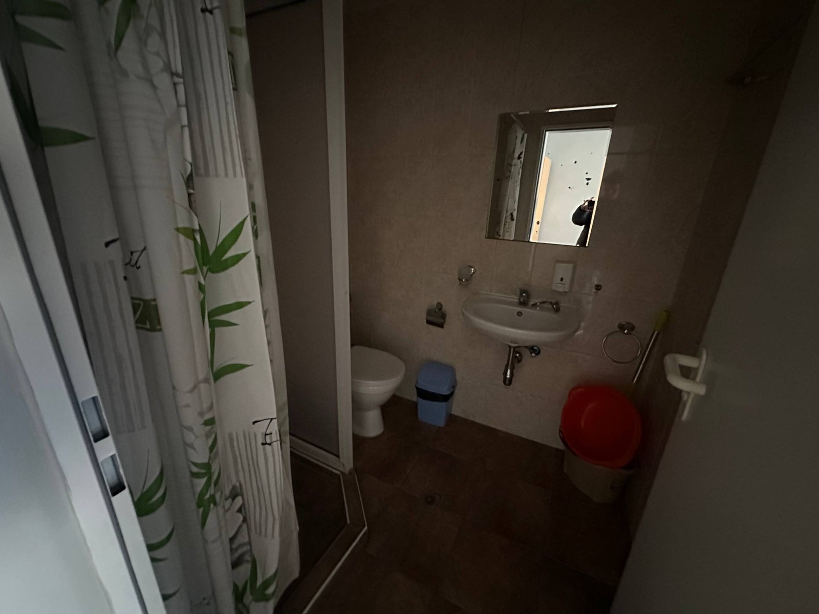 photo_8_2025-12-09_19-10-27 Современный санузел с душевой кабиной, умывальником и туалетом, оформленный в светлых тонах.