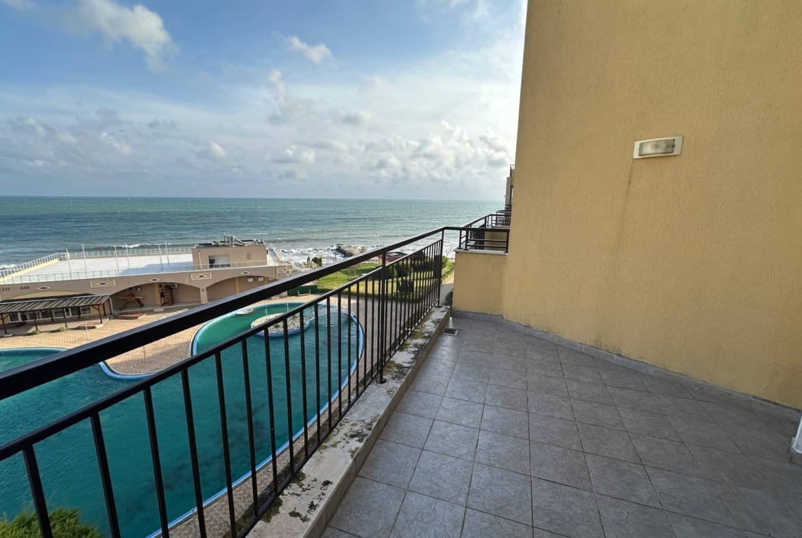 Вид с балкона студии на море, бассейн и зеленая территория комплекса “Midia Family Resort”.