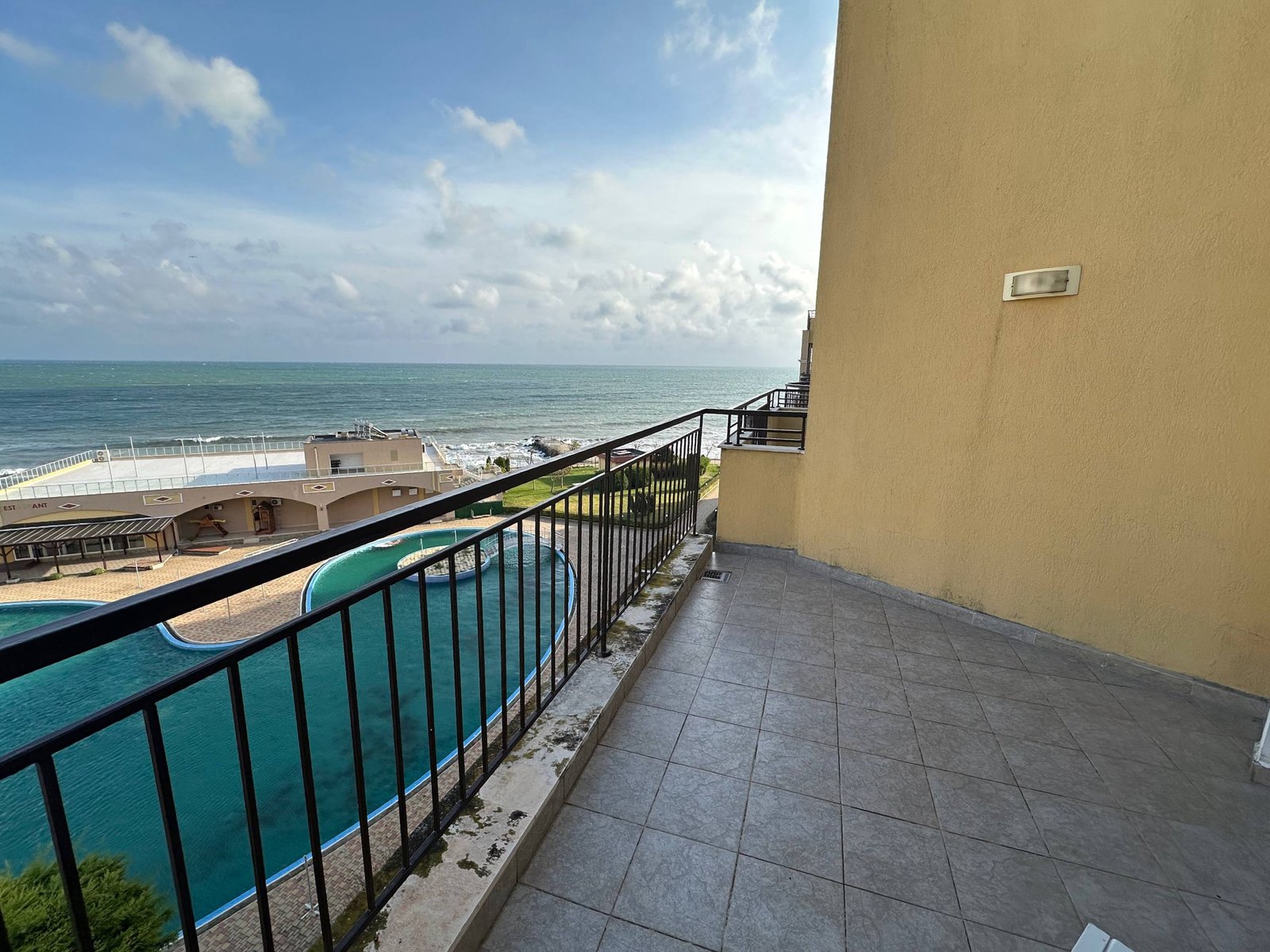 Вид с балкона студии на море, бассейн и зеленая территория комплекса “Midia Family Resort”.