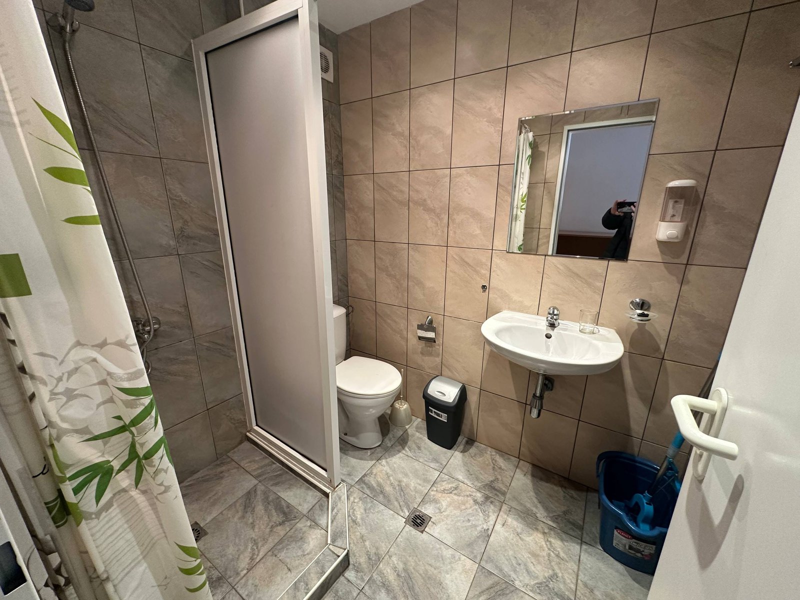 photo_9_2025-12-09_19-05-49 Современная ванная комната с душевой кабиной, унитазом, раковиной и зеркалом на плиточных стенах.