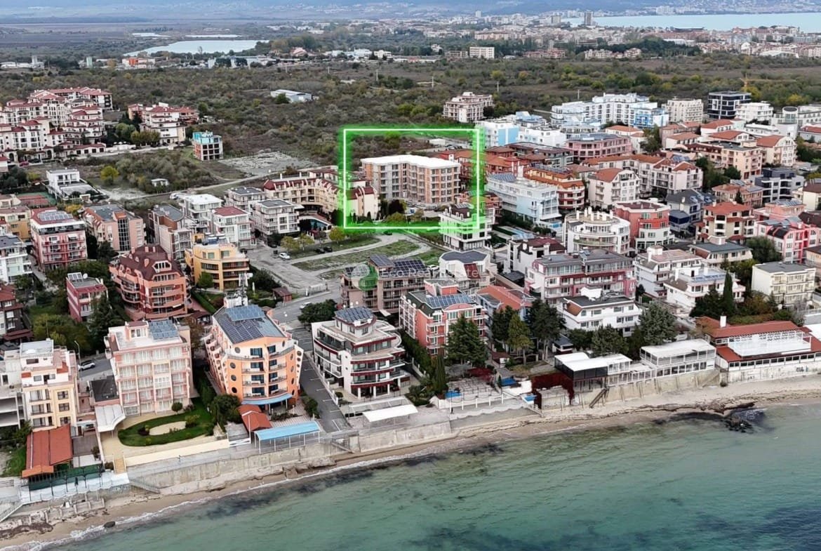 Вид на жилой комплекс La Mer Gold с пляжем и городскими постройками на фоне моря. Отличное месторасположение и инфраструктура.